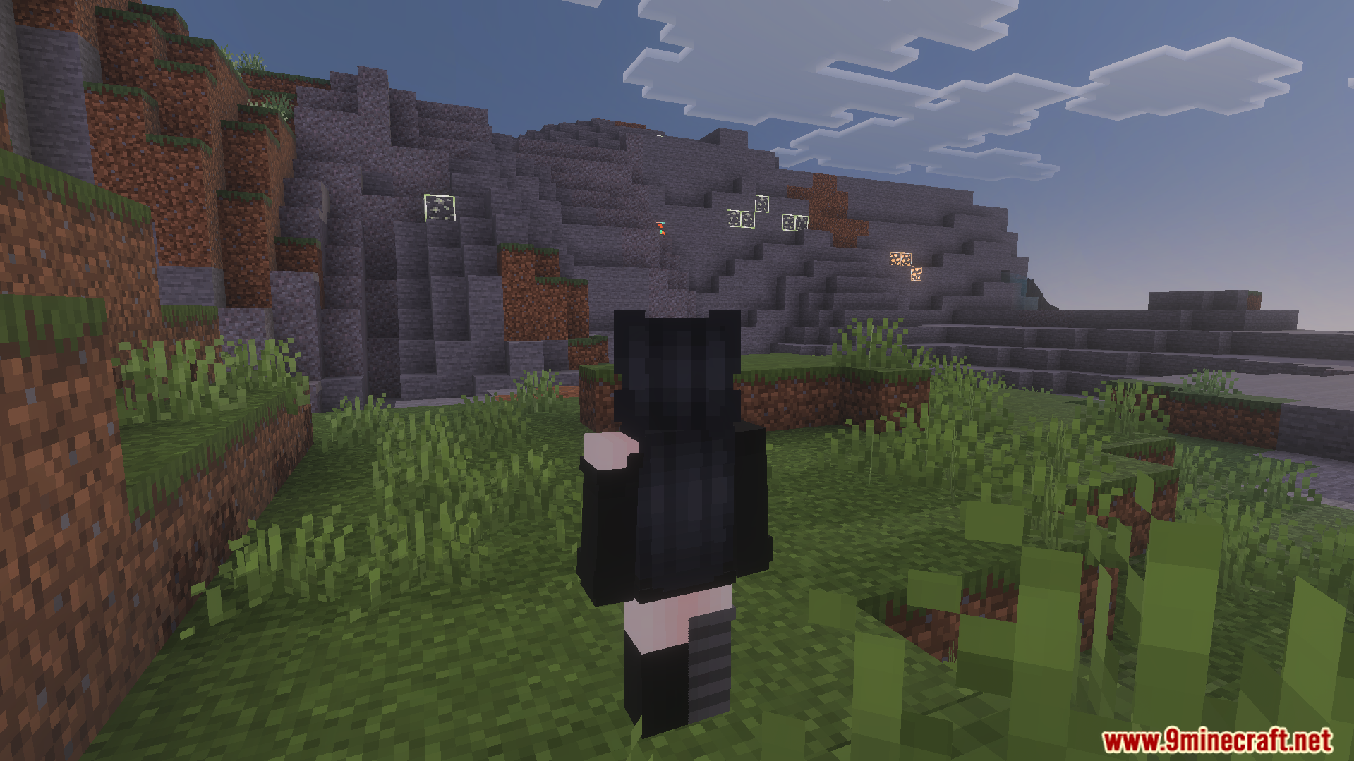 Better Glowing Ores Texture Pack Screenshot 1 Player looking at glowing ores in a dark cave