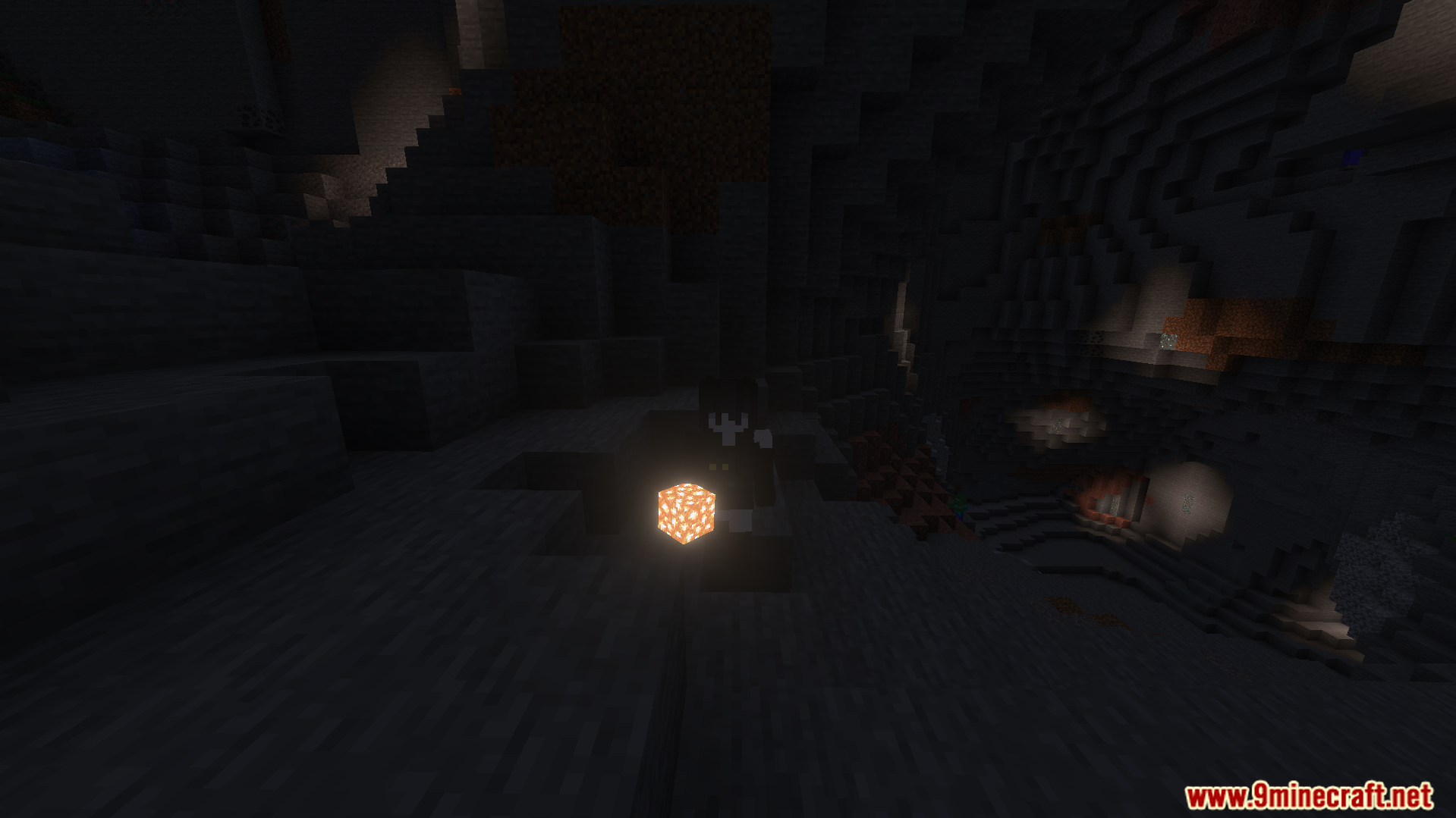Dynamic Light Offhand Addon Screenshot 5 Dynamic Light Offhand Addon makes glowstone light up dark caves while walking