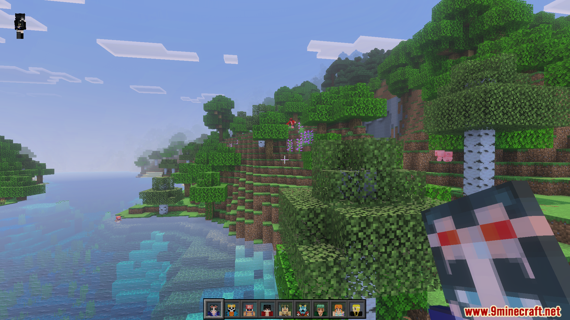 One Piece Addon Screenshot 10 Player holding a wanted poster item with crew member icons in the hotbar