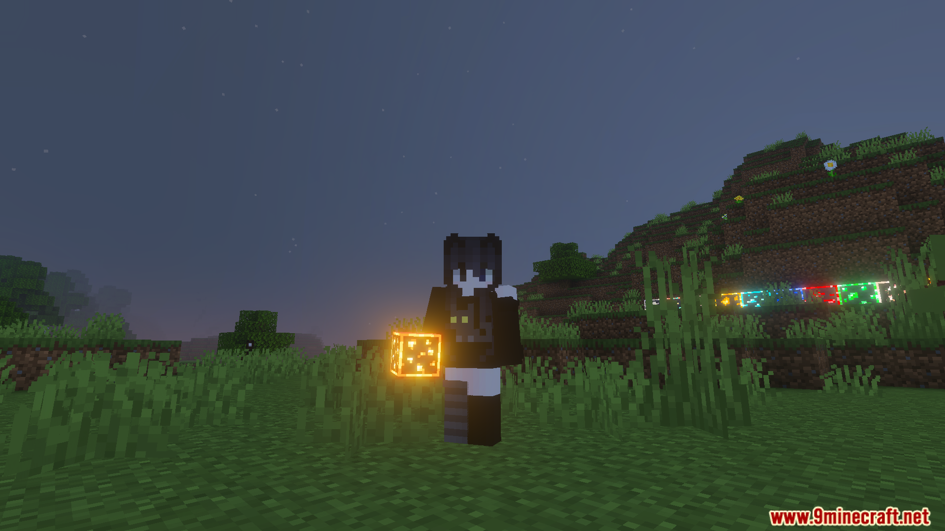 Outlined and Glowing Ores Texture Pack Screenshot 4 Player holding a bright glowing gold ore block during the night time